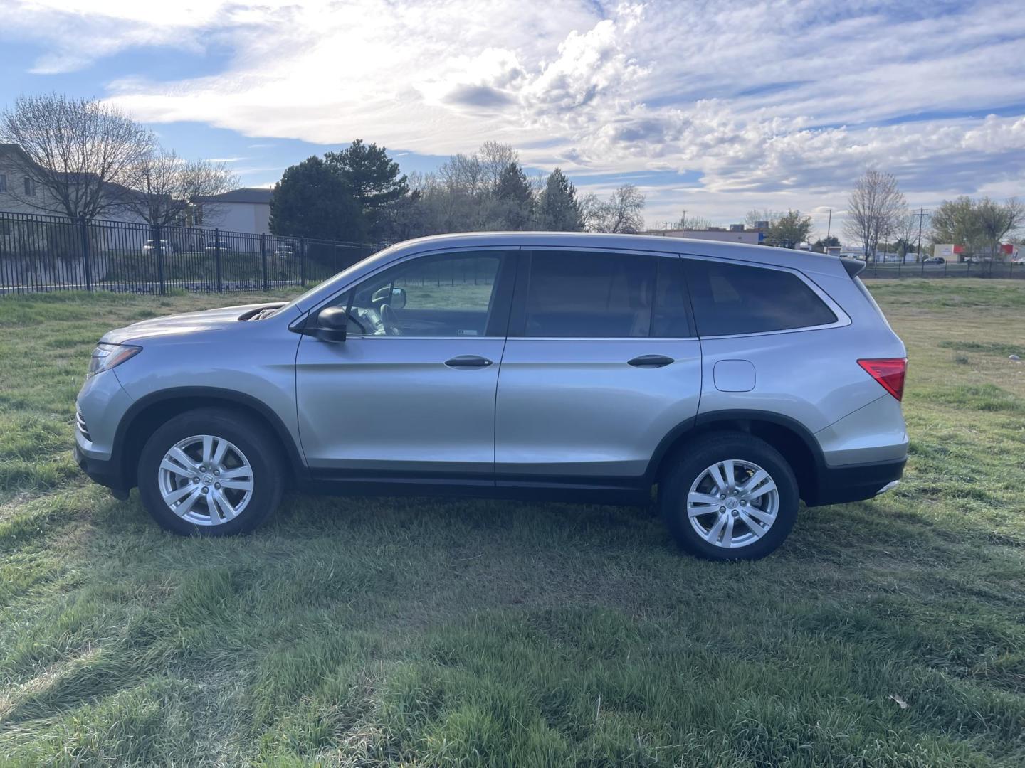2018 Silver /Grey Honda Pilot LX 4WD (5FNYF6H15JB) with an 3.5L V6 SOHC 24V engine, 6A transmission, located at 813 E Fairview Ave, Meridian , ID, 83642, (208) 336-8230, 43.618851, -116.384010 - 2018 Honda Pilot LX AWD. The Honda Pilot speaks for itself. If you want the best reputation on the market come take a look at this low mileage example and take it home. - Photo#0