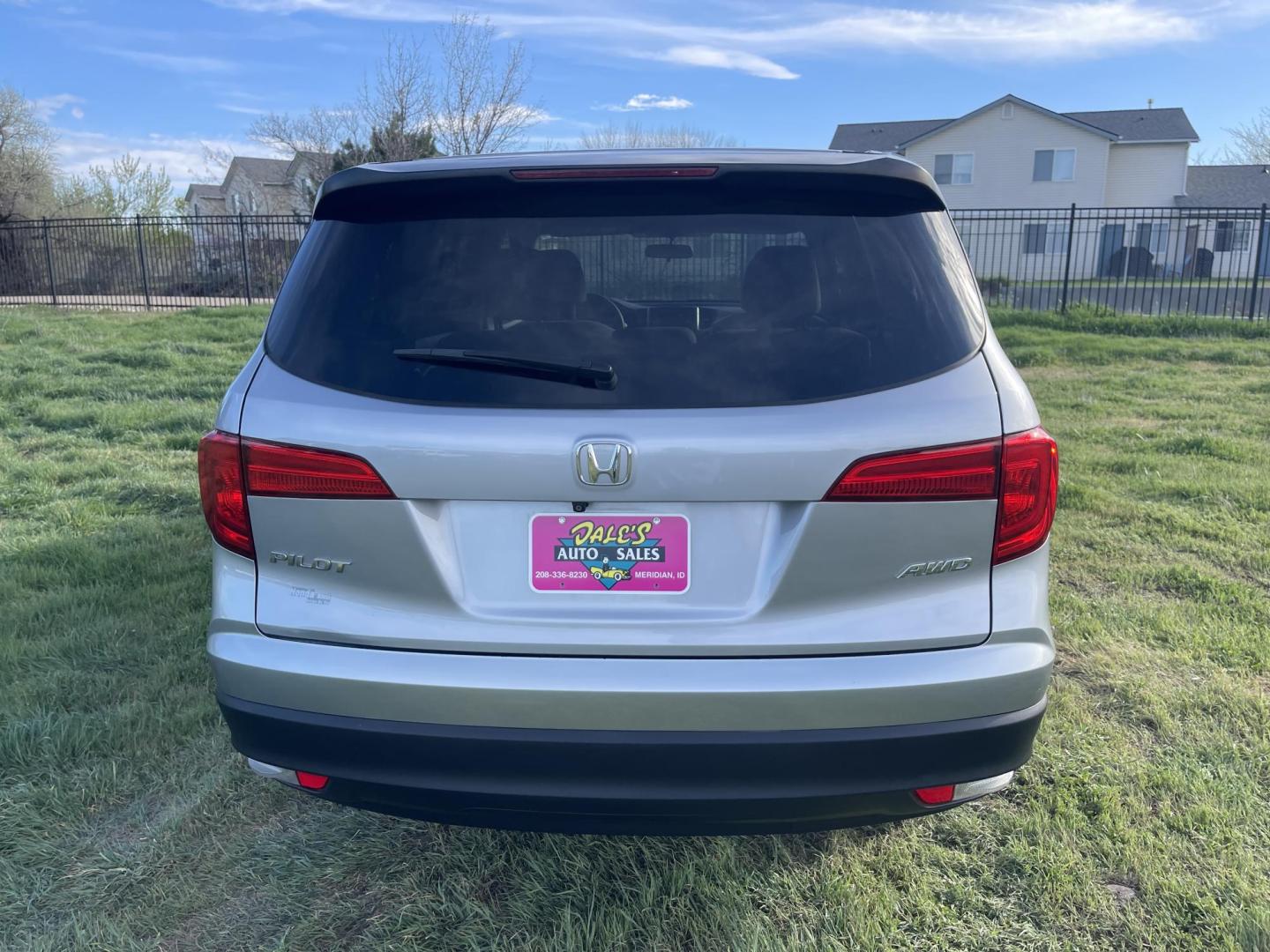 2018 Silver /Grey Honda Pilot LX 4WD (5FNYF6H15JB) with an 3.5L V6 SOHC 24V engine, 6A transmission, located at 813 E Fairview Ave, Meridian , ID, 83642, (208) 336-8230, 43.618851, -116.384010 - 2018 Honda Pilot LX AWD. The Honda Pilot speaks for itself. If you want the best reputation on the market come take a look at this low mileage example and take it home. - Photo#4