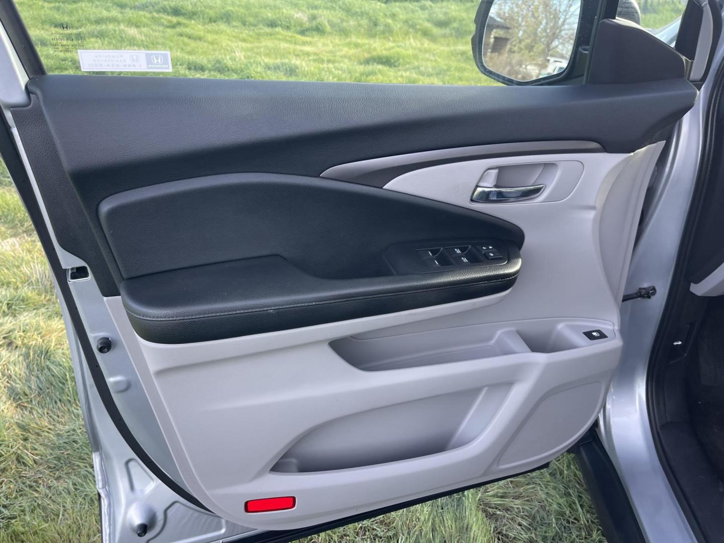 2018 Silver /Grey Honda Pilot LX 4WD (5FNYF6H15JB) with an 3.5L V6 SOHC 24V engine, 6A transmission, located at 813 E Fairview Ave, Meridian , ID, 83642, (208) 336-8230, 43.618851, -116.384010 - 2018 Honda Pilot LX AWD. The Honda Pilot speaks for itself. If you want the best reputation on the market come take a look at this low mileage example and take it home. - Photo#5