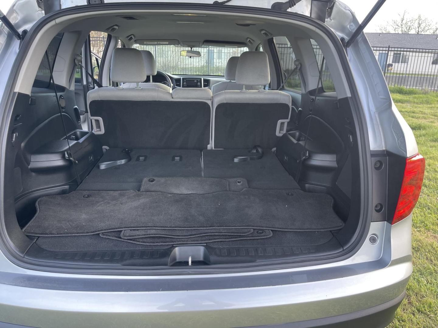 2018 Silver /Grey Honda Pilot LX 4WD (5FNYF6H15JB) with an 3.5L V6 SOHC 24V engine, 6A transmission, located at 813 E Fairview Ave, Meridian , ID, 83642, (208) 336-8230, 43.618851, -116.384010 - 2018 Honda Pilot LX AWD. The Honda Pilot speaks for itself. If you want the best reputation on the market come take a look at this low mileage example and take it home. - Photo#9