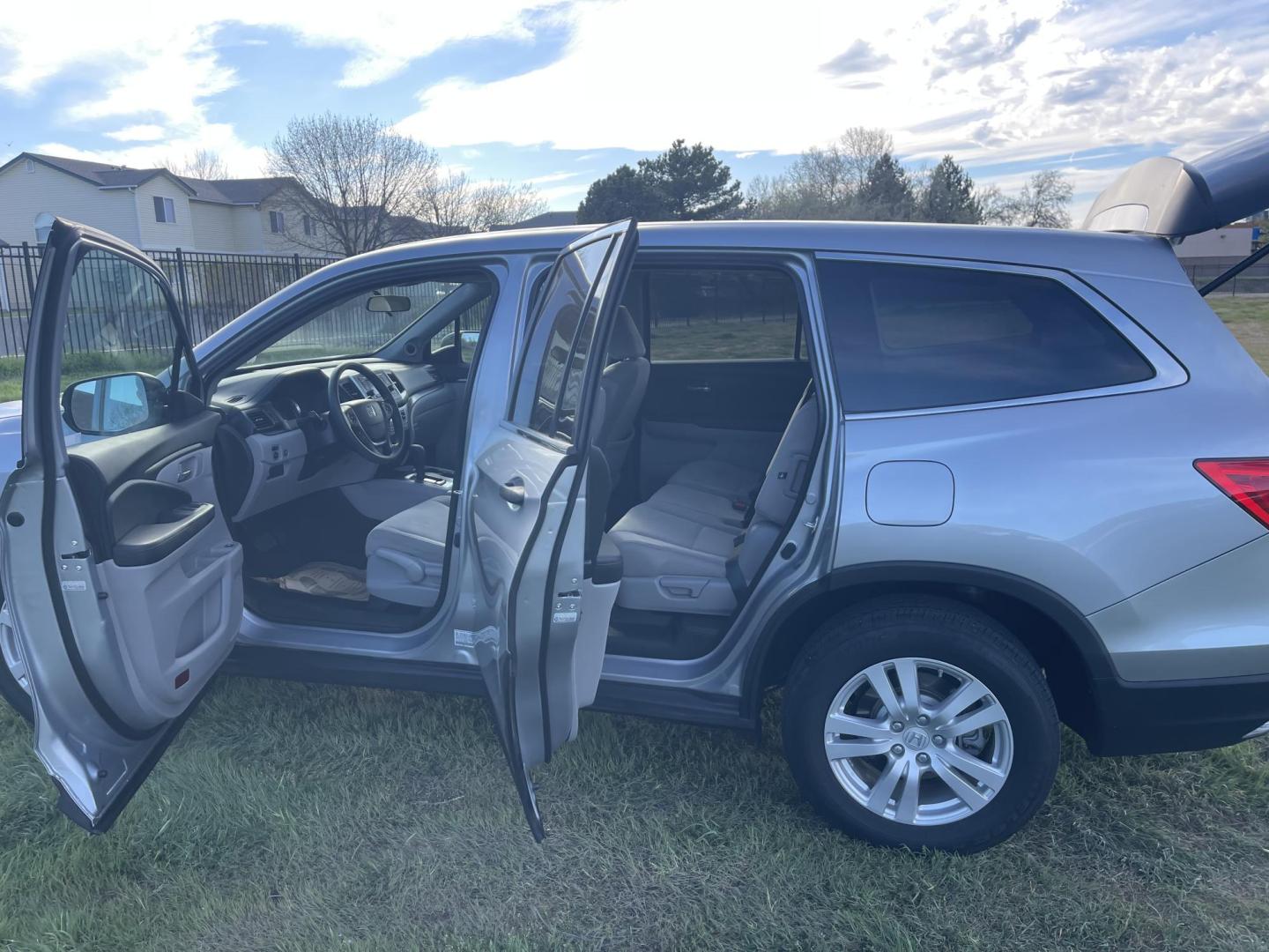2018 Silver /Grey Honda Pilot LX 4WD (5FNYF6H15JB) with an 3.5L V6 SOHC 24V engine, 6A transmission, located at 813 E Fairview Ave, Meridian , ID, 83642, (208) 336-8230, 43.618851, -116.384010 - 2018 Honda Pilot LX AWD. The Honda Pilot speaks for itself. If you want the best reputation on the market come take a look at this low mileage example and take it home. - Photo#10