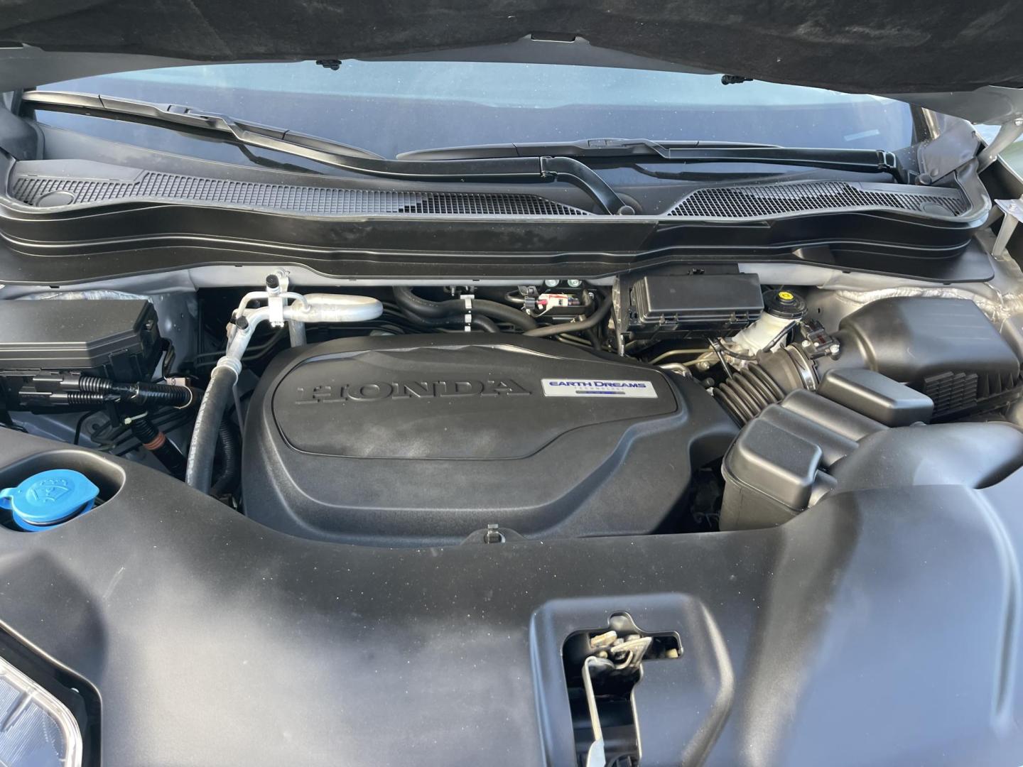 2018 Silver /Grey Honda Pilot LX 4WD (5FNYF6H15JB) with an 3.5L V6 SOHC 24V engine, 6A transmission, located at 813 E Fairview Ave, Meridian , ID, 83642, (208) 336-8230, 43.618851, -116.384010 - 2018 Honda Pilot LX AWD. The Honda Pilot speaks for itself. If you want the best reputation on the market come take a look at this low mileage example and take it home. - Photo#16