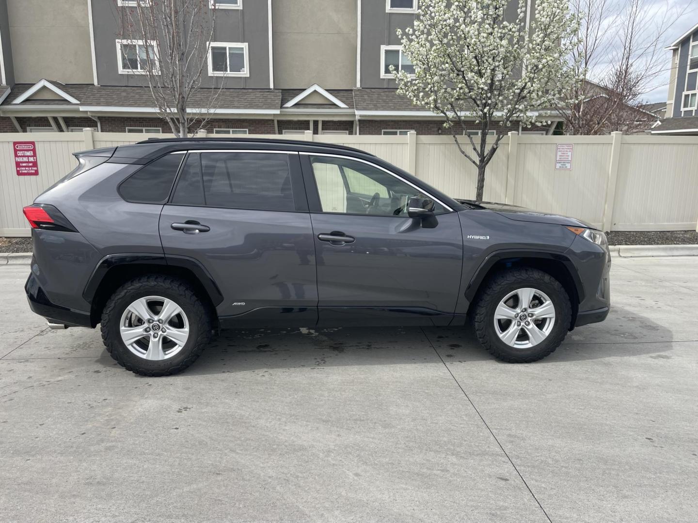 2019 Grey /Grey Toyota RAV4 Hybrid XSE (JTMEWRFV0KJ) with an 2.5L L4 DOHC 16V HYBRID engine, CVT transmission, located at 813 E Fairview Ave, Meridian , ID, 83642, (208) 336-8230, 43.618851, -116.384010 - 2019 Toyota RAV4 Hybrid XSE. OMG hard to find!!! Super clean one owner, leather, sunroof, AWD, NAV, Dynamic Cruise control, lane departure, Moon roof, heated seats, all the really really nice stuff to have in a vehicle. Come get some fantastic MPG. - Photo#16