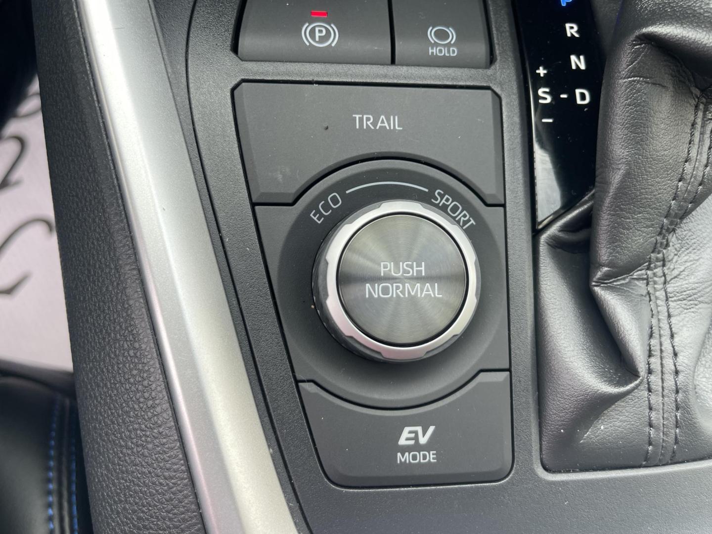 2019 Grey /Grey Toyota RAV4 Hybrid XSE (JTMEWRFV0KJ) with an 2.5L L4 DOHC 16V HYBRID engine, CVT transmission, located at 813 E Fairview Ave, Meridian , ID, 83642, (208) 336-8230, 43.618851, -116.384010 - 2019 Toyota RAV4 Hybrid XSE. OMG hard to find!!! Super clean one owner, leather, sunroof, AWD, NAV, Dynamic Cruise control, lane departure, Moon roof, heated seats, all the really really nice stuff to have in a vehicle. Come get some fantastic MPG. - Photo#12