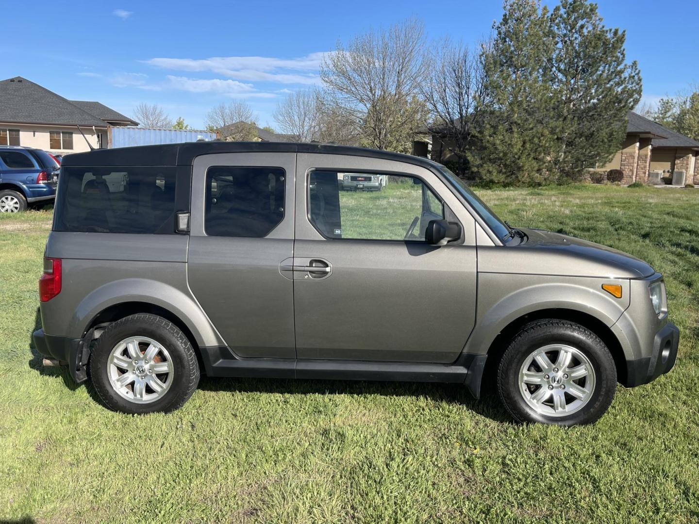 2007 Honda Element EX 4WD AT (5J6YH28757L) with an 2.4L L4 DOHC 16V engine, 5-Speed Automatic Overdrive transmission, located at 813 E Fairview Ave, Meridian , ID, 83642, (208) 336-8230, 43.618851, -116.384010 - Photo#2