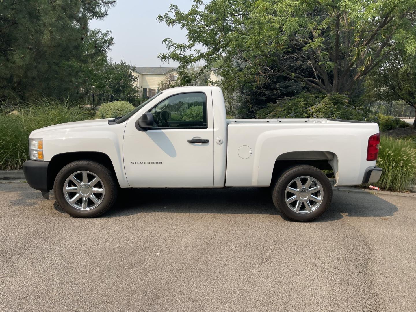 2012 White /Black Chevrolet Silverado 1500 Work Truck 4WD (1GCNKPEA8CZ) with an 4.8L V6 OHV 16V engine, 4-Speed Automatic transmission, located at 813 E Fairview Ave, Meridian , ID, 83642, (208) 336-8230, 43.618851, -116.384010 - 2012 Chevrolet Regular Cab 4x4 with a V8.- Photo#0