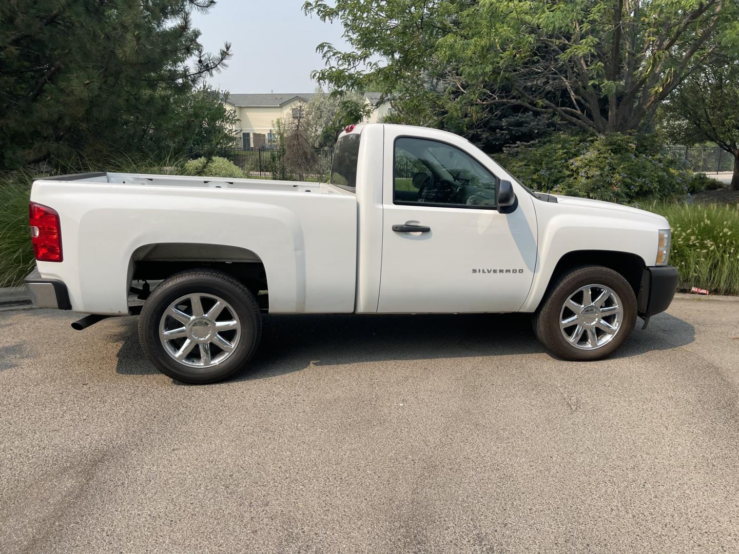 2012 White /Black Chevrolet Silverado 1500 Work Truck 4WD (1GCNKPEA8CZ) with an 4.8L V6 OHV 16V engine, 4-Speed Automatic transmission, located at 813 E Fairview Ave, Meridian , ID, 83642, (208) 336-8230, 43.618851, -116.384010 - 2012 Chevrolet Regular Cab 4x4 with a V8.- Photo#4