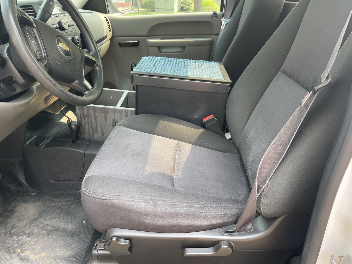 2012 White /Black Chevrolet Silverado 1500 Work Truck 4WD (1GCNKPEA8CZ) with an 4.8L V6 OHV 16V engine, 4-Speed Automatic transmission, located at 813 E Fairview Ave, Meridian , ID, 83642, (208) 336-8230, 43.618851, -116.384010 - 2012 Chevrolet Regular Cab 4x4 with a V8.- Photo#6