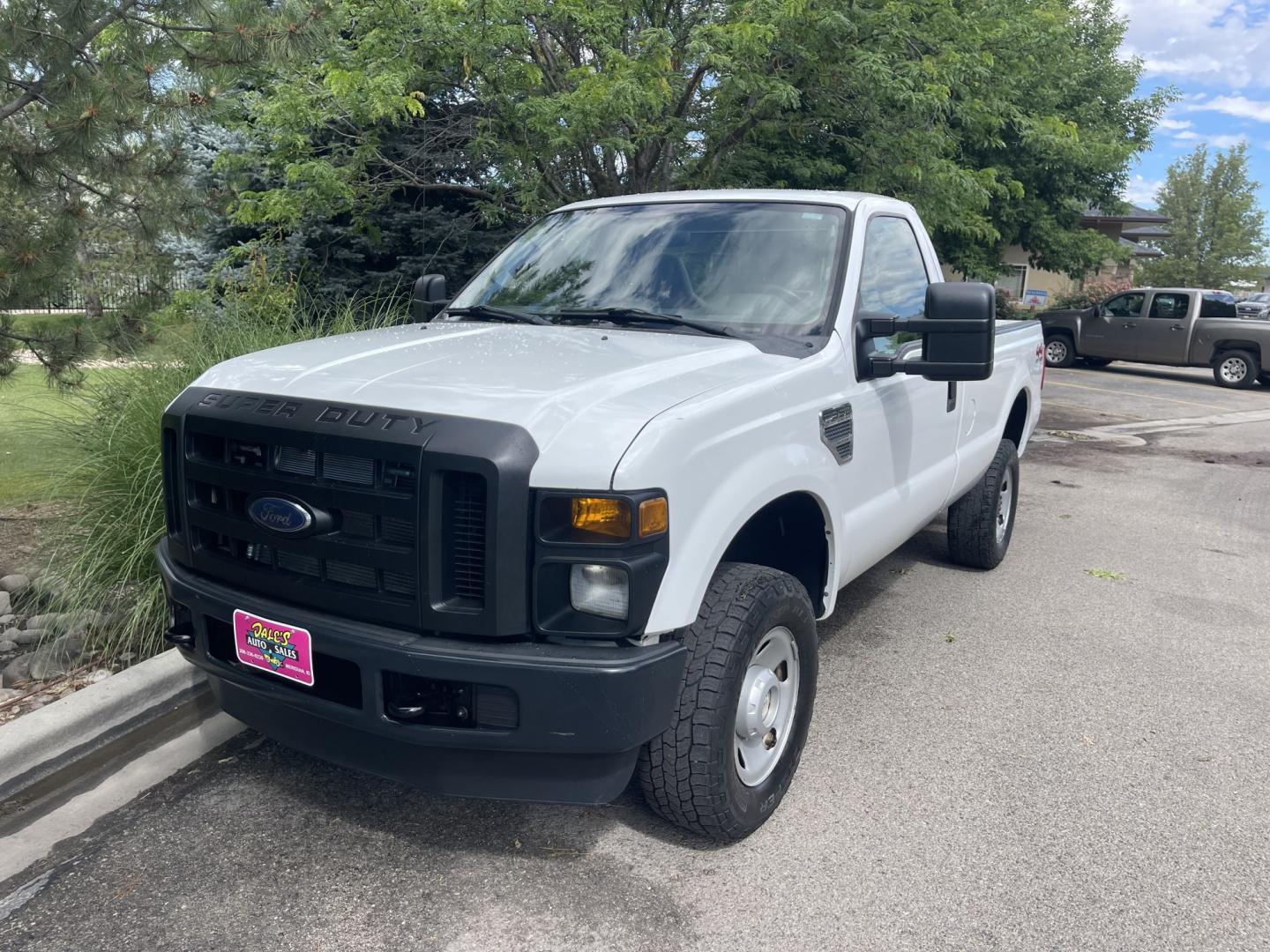 2008 White / Grey Ford F-350 SD XL 4WD (1FTSF31Y68E) with an 6.8L V10 SOHC 30V engine, 6spd Manual transmission, located at 813 E Fairview Ave, Meridian , ID, 83642, (208) 336-8230, 43.618851, -116.384010 - 2008 Ford F350 Regular Cab 4x4 XL 6spd Manual transmission. A very unique truck if you need a really good stick shift truck this is the one. Runs and drives excelelnt.- Photo#1