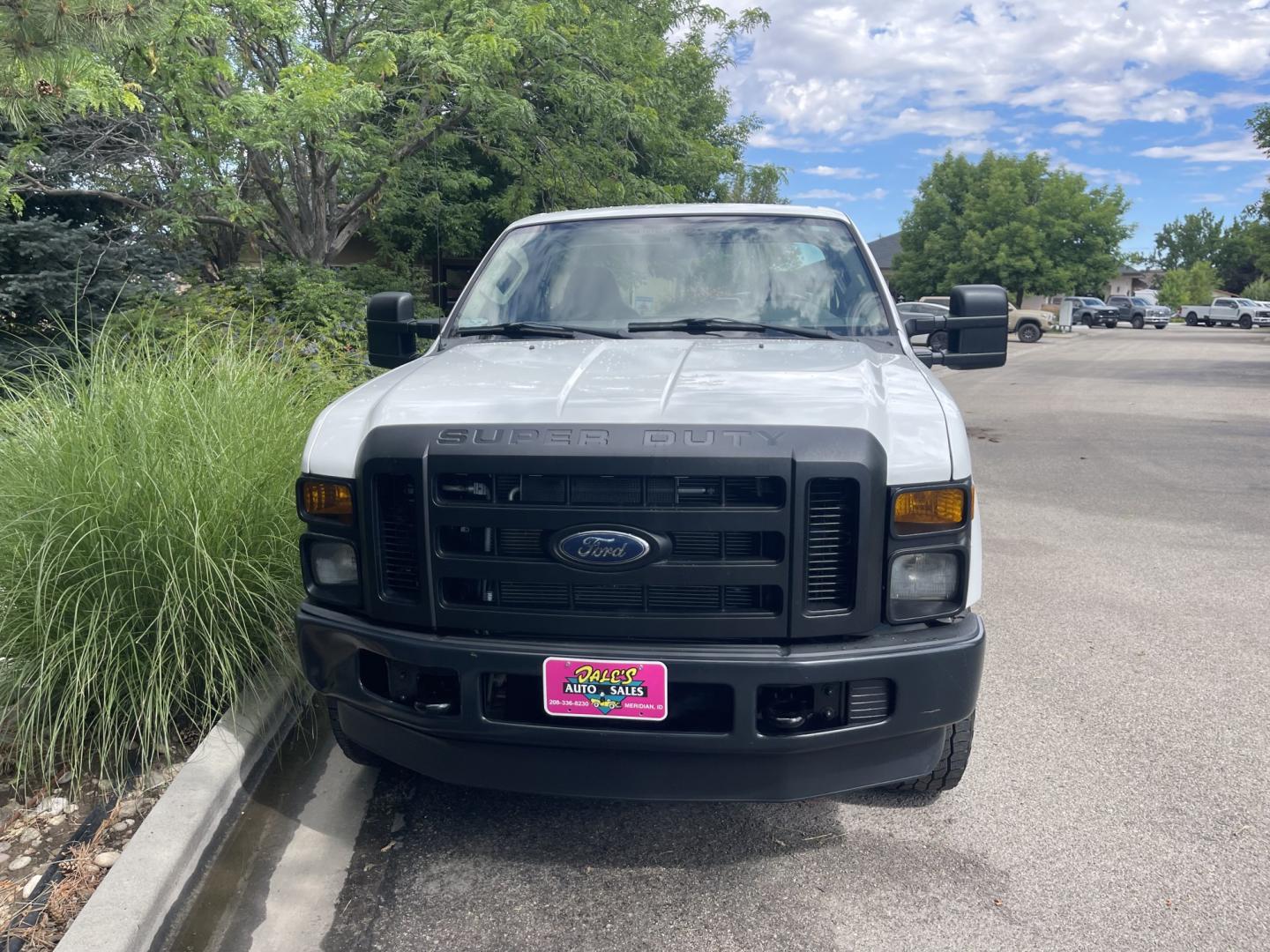 2008 White / Grey Ford F-350 SD XL 4WD (1FTSF31Y68E) with an 6.8L V10 SOHC 30V engine, 6spd Manual transmission, located at 813 E Fairview Ave, Meridian , ID, 83642, (208) 336-8230, 43.618851, -116.384010 - 2008 Ford F350 Regular Cab 4x4 XL 6spd Manual transmission. A very unique truck if you need a really good stick shift truck this is the one. Runs and drives excelelnt.- Photo#2