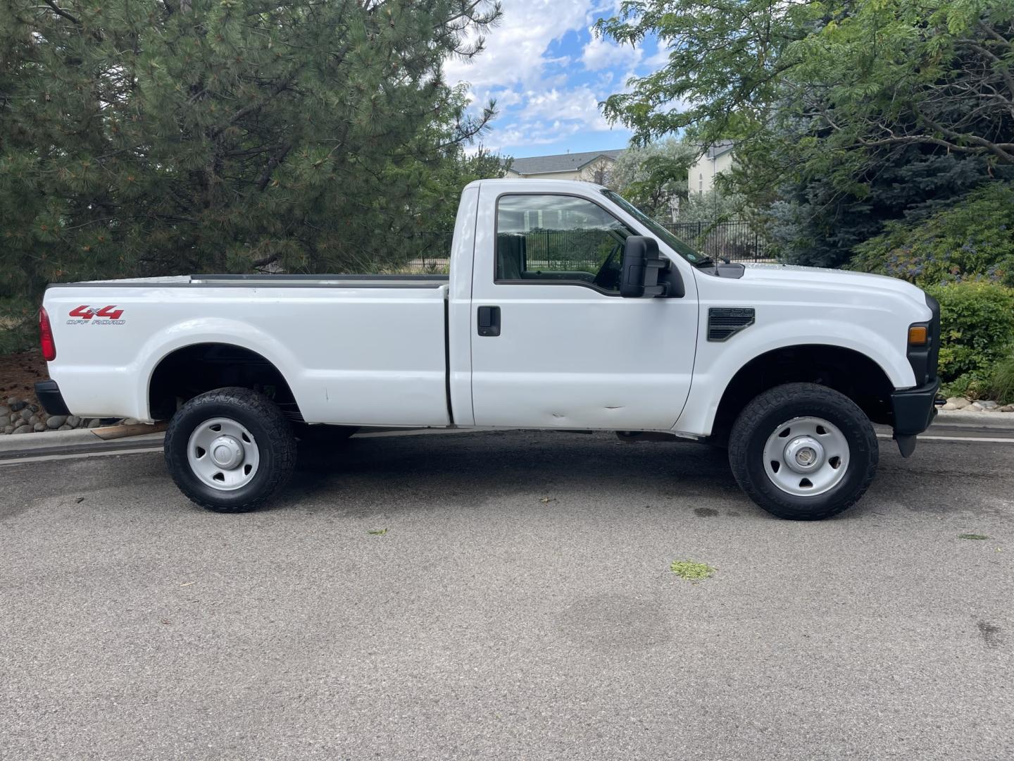2008 White / Grey Ford F-350 SD XL 4WD (1FTSF31Y68E) with an 6.8L V10 SOHC 30V engine, 6spd Manual transmission, located at 813 E Fairview Ave, Meridian , ID, 83642, (208) 336-8230, 43.618851, -116.384010 - 2008 Ford F350 Regular Cab 4x4 XL 6spd Manual transmission. A very unique truck if you need a really good stick shift truck this is the one. Runs and drives excelelnt.- Photo#4