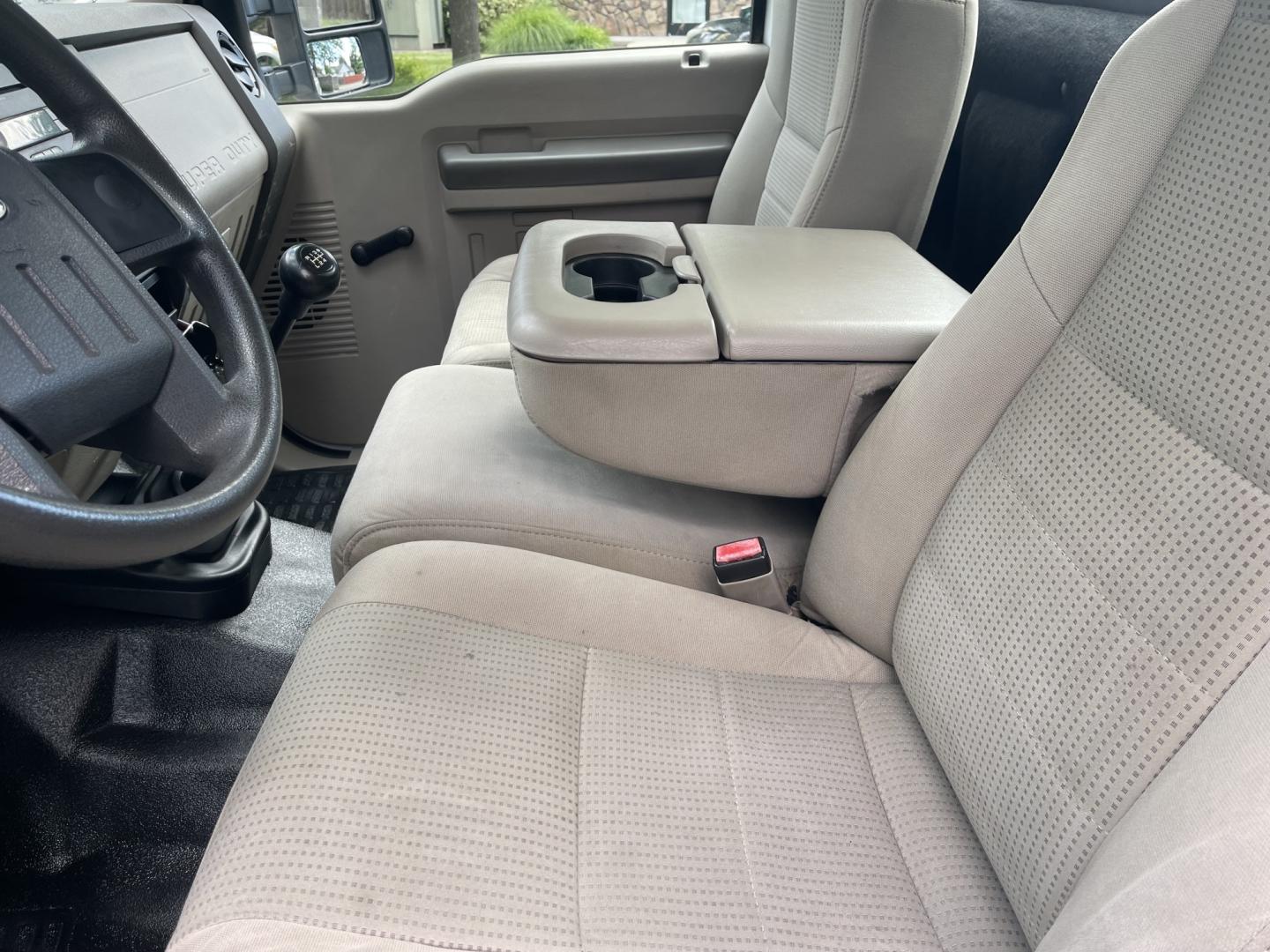 2008 White / Grey Ford F-350 SD XL 4WD (1FTSF31Y68E) with an 6.8L V10 SOHC 30V engine, 6spd Manual transmission, located at 813 E Fairview Ave, Meridian , ID, 83642, (208) 336-8230, 43.618851, -116.384010 - 2008 Ford F350 Regular Cab 4x4 XL 6spd Manual transmission. A very unique truck if you need a really good stick shift truck this is the one. Runs and drives excelelnt.- Photo#7