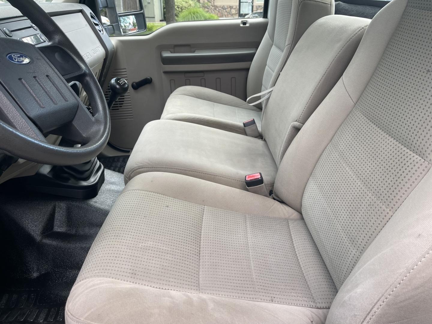 2008 White / Grey Ford F-350 SD XL 4WD (1FTSF31Y68E) with an 6.8L V10 SOHC 30V engine, 6spd Manual transmission, located at 813 E Fairview Ave, Meridian , ID, 83642, (208) 336-8230, 43.618851, -116.384010 - 2008 Ford F350 Regular Cab 4x4 XL 6spd Manual transmission. A very unique truck if you need a really good stick shift truck this is the one. Runs and drives excelelnt.- Photo#8