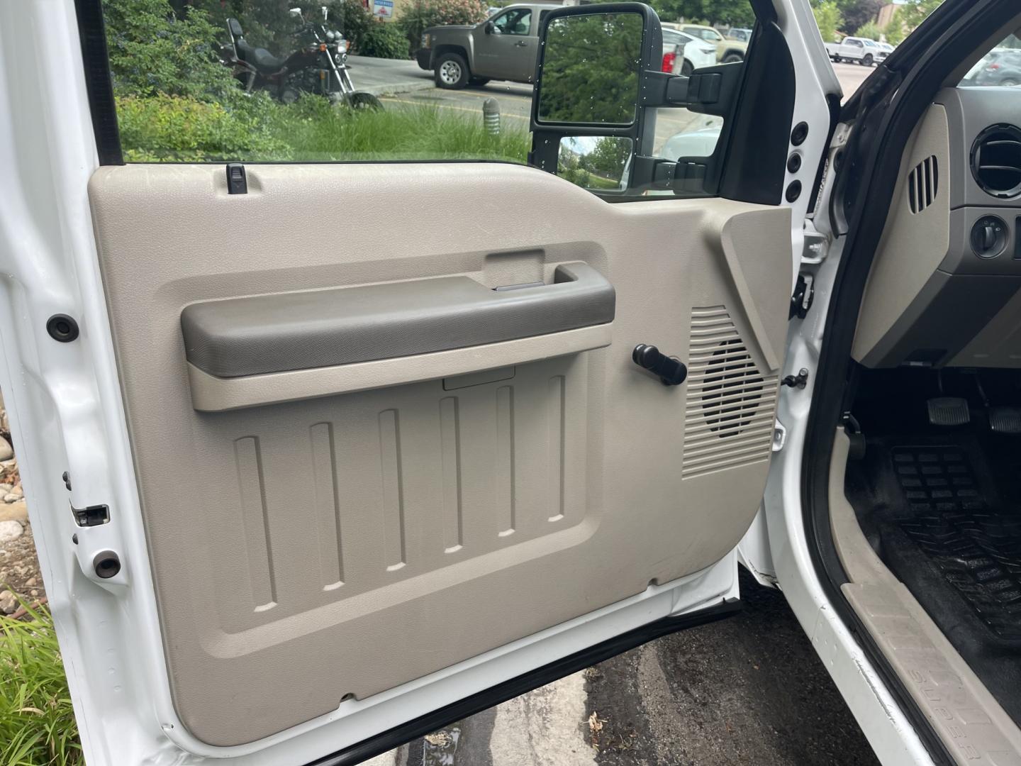 2008 White / Grey Ford F-350 SD XL 4WD (1FTSF31Y68E) with an 6.8L V10 SOHC 30V engine, 6spd Manual transmission, located at 813 E Fairview Ave, Meridian , ID, 83642, (208) 336-8230, 43.618851, -116.384010 - 2008 Ford F350 Regular Cab 4x4 XL 6spd Manual transmission. A very unique truck if you need a really good stick shift truck this is the one. Runs and drives excelelnt.- Photo#5