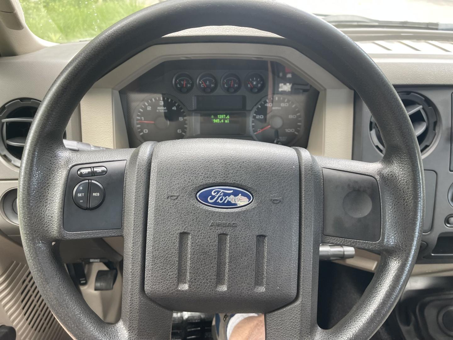 2008 White / Grey Ford F-350 SD XL 4WD (1FTSF31Y68E) with an 6.8L V10 SOHC 30V engine, 6spd Manual transmission, located at 813 E Fairview Ave, Meridian , ID, 83642, (208) 336-8230, 43.618851, -116.384010 - 2008 Ford F350 Regular Cab 4x4 XL 6spd Manual transmission. A very unique truck if you need a really good stick shift truck this is the one. Runs and drives excelelnt.- Photo#10