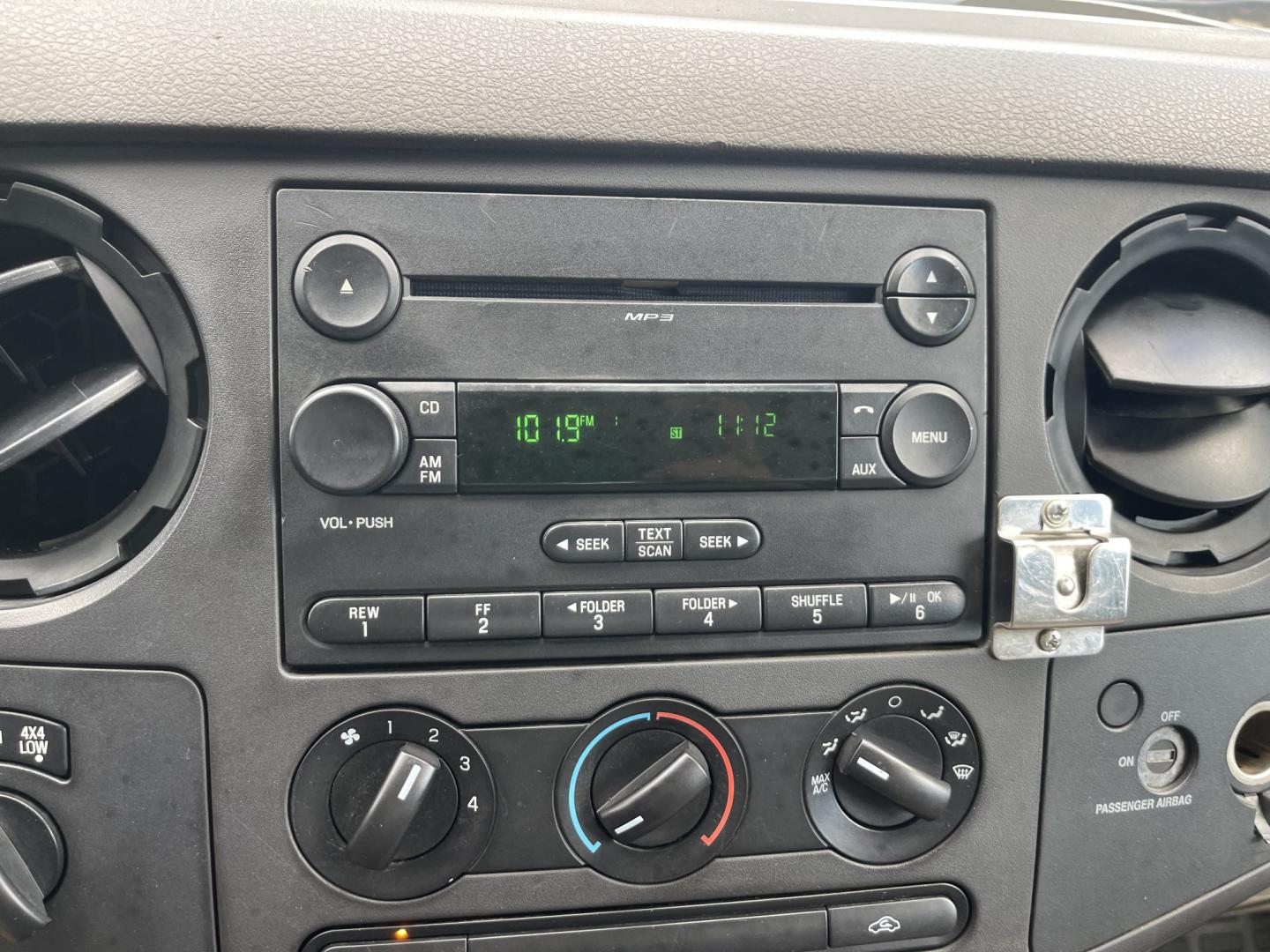 2008 White / Grey Ford F-350 SD XL 4WD (1FTSF31Y68E) with an 6.8L V10 SOHC 30V engine, 6spd Manual transmission, located at 813 E Fairview Ave, Meridian , ID, 83642, (208) 336-8230, 43.618851, -116.384010 - 2008 Ford F350 Regular Cab 4x4 XL 6spd Manual transmission. A very unique truck if you need a really good stick shift truck this is the one. Runs and drives excelelnt.- Photo#11