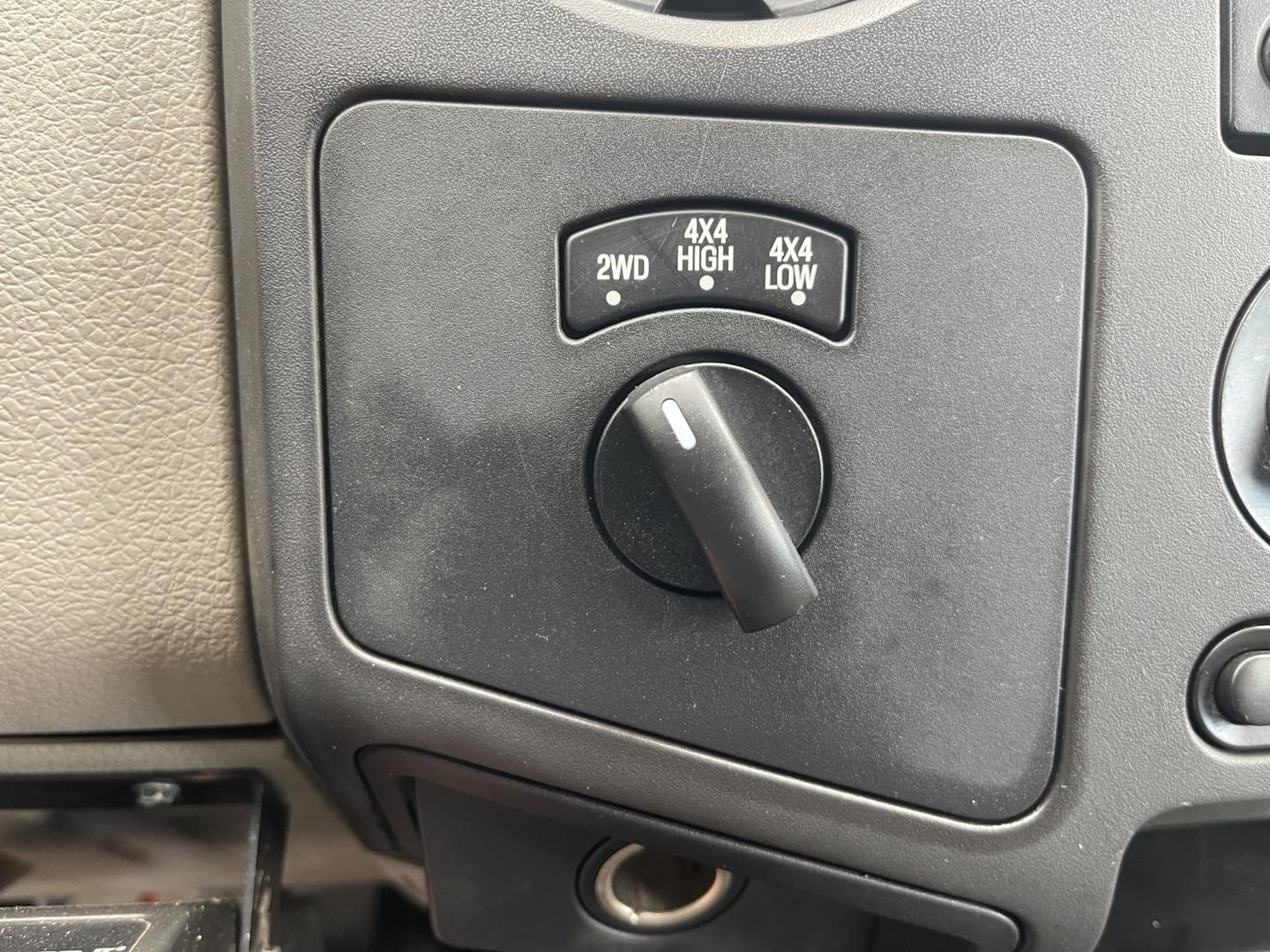 2008 White / Grey Ford F-350 SD XL 4WD (1FTSF31Y68E) with an 6.8L V10 SOHC 30V engine, 6spd Manual transmission, located at 813 E Fairview Ave, Meridian , ID, 83642, (208) 336-8230, 43.618851, -116.384010 - 2008 Ford F350 Regular Cab 4x4 XL 6spd Manual transmission. A very unique truck if you need a really good stick shift truck this is the one. Runs and drives excelelnt.- Photo#14