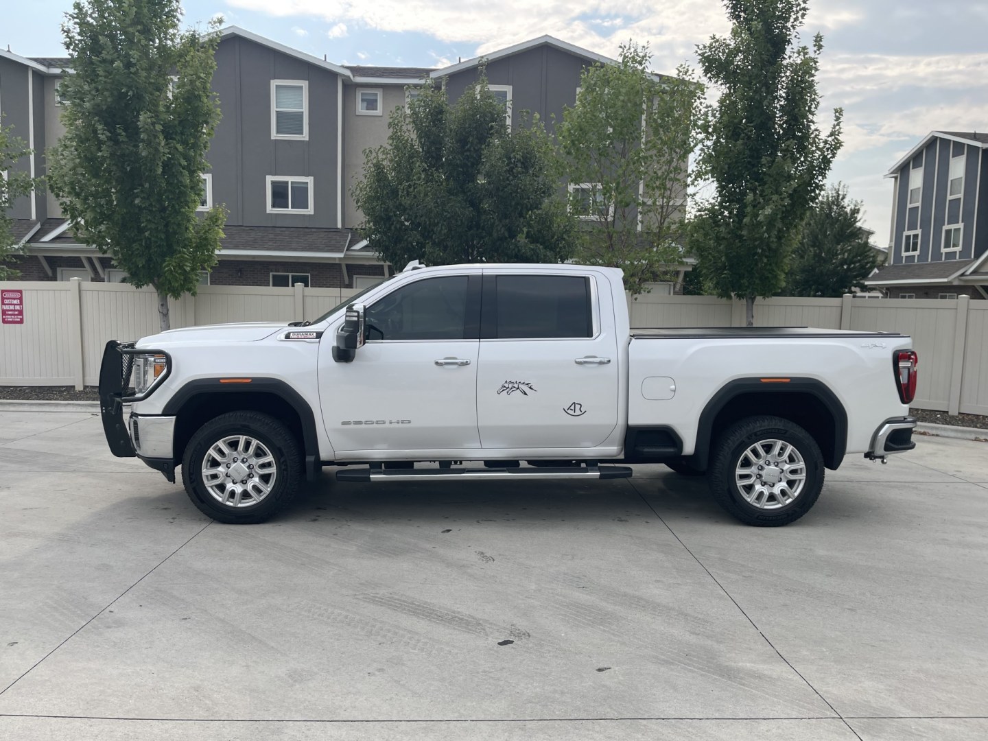 2020 White /Black GMC Sierra 2500HD SLT Crew Cab 4WD (1GT49NEY7LF) with an 6.6L V8 OHV 16 DIESEL engine, 10A transmission, located at 813 E Fairview Ave, Meridian , ID, 83642, (208) 336-8230, 43.618851, -116.384010 - 2020 GMC Sierra 2500HD Crew Cab SLT Short Box 4x4 Duramax. What a nice truck one owner loaded up front camera, leather, adaptive cruise, brand new Michellin tires, Rolling bed cover, sunroof, aftermarket grille protector. If you want a super nice trailer puller this is the one to have.- Photo#0