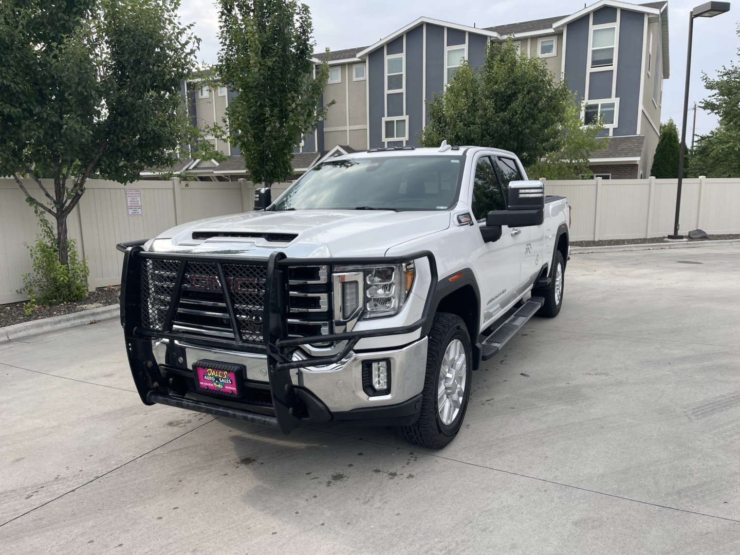 2020 White /Black GMC Sierra 2500HD SLT Crew Cab 4WD (1GT49NEY7LF) with an 6.6L V8 OHV 16 DIESEL engine, 10A transmission, located at 813 E Fairview Ave, Meridian , ID, 83642, (208) 336-8230, 43.618851, -116.384010 - 2020 GMC Sierra 2500HD Crew Cab SLT Short Box 4x4 Duramax. What a nice truck one owner loaded up front camera, leather, adaptive cruise, brand new Michellin tires, Rolling bed cover, sunroof, aftermarket grille protector. If you want a super nice trailer puller this is the one to have.- Photo#1