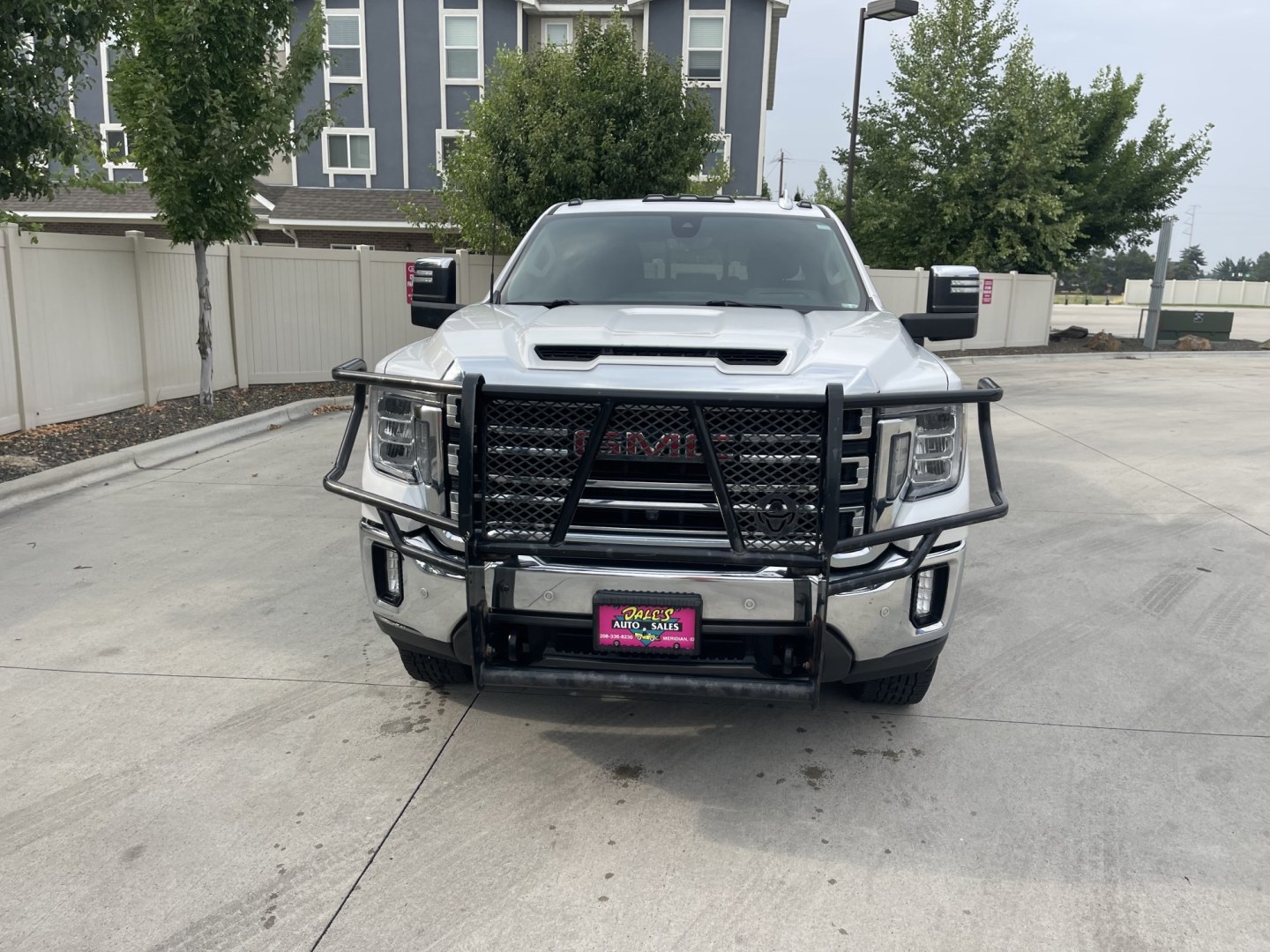 2020 White /Black GMC Sierra 2500HD SLT Crew Cab 4WD (1GT49NEY7LF) with an 6.6L V8 OHV 16 DIESEL engine, 10A transmission, located at 813 E Fairview Ave, Meridian , ID, 83642, (208) 336-8230, 43.618851, -116.384010 - 2020 GMC Sierra 2500HD Crew Cab SLT Short Box 4x4 Duramax. What a nice truck one owner loaded up front camera, leather, adaptive cruise, brand new Michellin tires, Rolling bed cover, sunroof, aftermarket grille protector. If you want a super nice trailer puller this is the one to have.- Photo#2