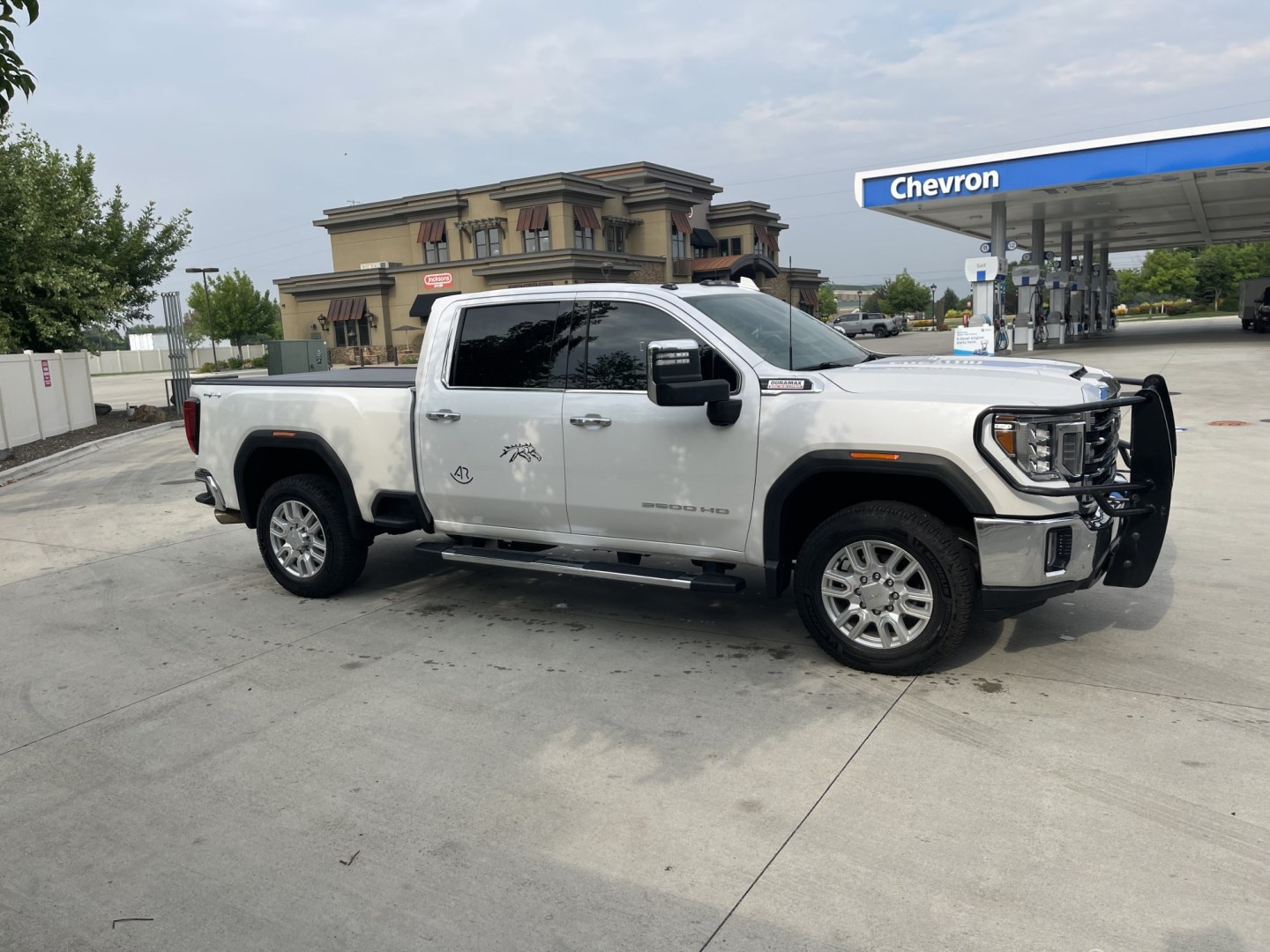2020 White /Black GMC Sierra 2500HD SLT Crew Cab 4WD (1GT49NEY7LF) with an 6.6L V8 OHV 16 DIESEL engine, 10A transmission, located at 813 E Fairview Ave, Meridian , ID, 83642, (208) 336-8230, 43.618851, -116.384010 - 2020 GMC Sierra 2500HD Crew Cab SLT Short Box 4x4 Duramax. What a nice truck one owner loaded up front camera, leather, adaptive cruise, brand new Michellin tires, Rolling bed cover, sunroof, aftermarket grille protector. If you want a super nice trailer puller this is the one to have.- Photo#3