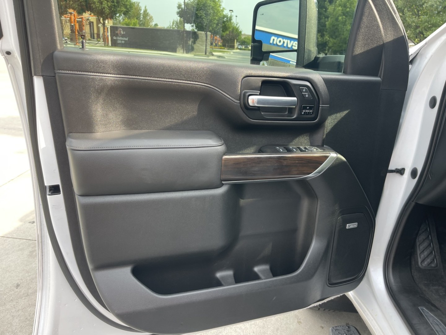 2020 White /Black GMC Sierra 2500HD SLT Crew Cab 4WD (1GT49NEY7LF) with an 6.6L V8 OHV 16 DIESEL engine, 10A transmission, located at 813 E Fairview Ave, Meridian , ID, 83642, (208) 336-8230, 43.618851, -116.384010 - 2020 GMC Sierra 2500HD Crew Cab SLT Short Box 4x4 Duramax. What a nice truck one owner loaded up front camera, leather, adaptive cruise, brand new Michellin tires, Rolling bed cover, sunroof, aftermarket grille protector. If you want a super nice trailer puller this is the one to have.- Photo#6