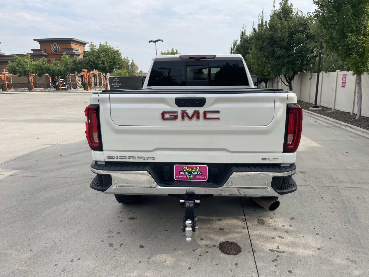 2020 White /Black GMC Sierra 2500HD SLT Crew Cab 4WD (1GT49NEY7LF) with an 6.6L V8 OHV 16 DIESEL engine, 10A transmission, located at 813 E Fairview Ave, Meridian , ID, 83642, (208) 336-8230, 43.618851, -116.384010 - 2020 GMC Sierra 2500HD Crew Cab SLT Short Box 4x4 Duramax. What a nice truck one owner loaded up front camera, leather, adaptive cruise, brand new Michellin tires, Rolling bed cover, sunroof, aftermarket grille protector. If you want a super nice trailer puller this is the one to have.- Photo#4