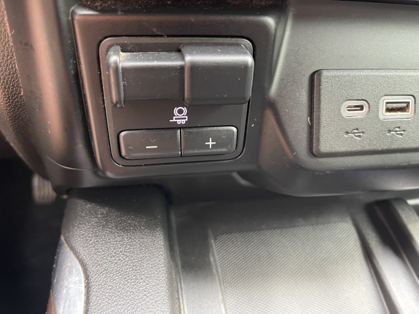 2020 White /Black GMC Sierra 2500HD SLT Crew Cab 4WD (1GT49NEY7LF) with an 6.6L V8 OHV 16 DIESEL engine, 10A transmission, located at 813 E Fairview Ave, Meridian , ID, 83642, (208) 336-8230, 43.618851, -116.384010 - 2020 GMC Sierra 2500HD Crew Cab SLT Short Box 4x4 Duramax. What a nice truck one owner loaded up front camera, leather, adaptive cruise, brand new Michellin tires, Rolling bed cover, sunroof, aftermarket grille protector. If you want a super nice trailer puller this is the one to have.- Photo#16