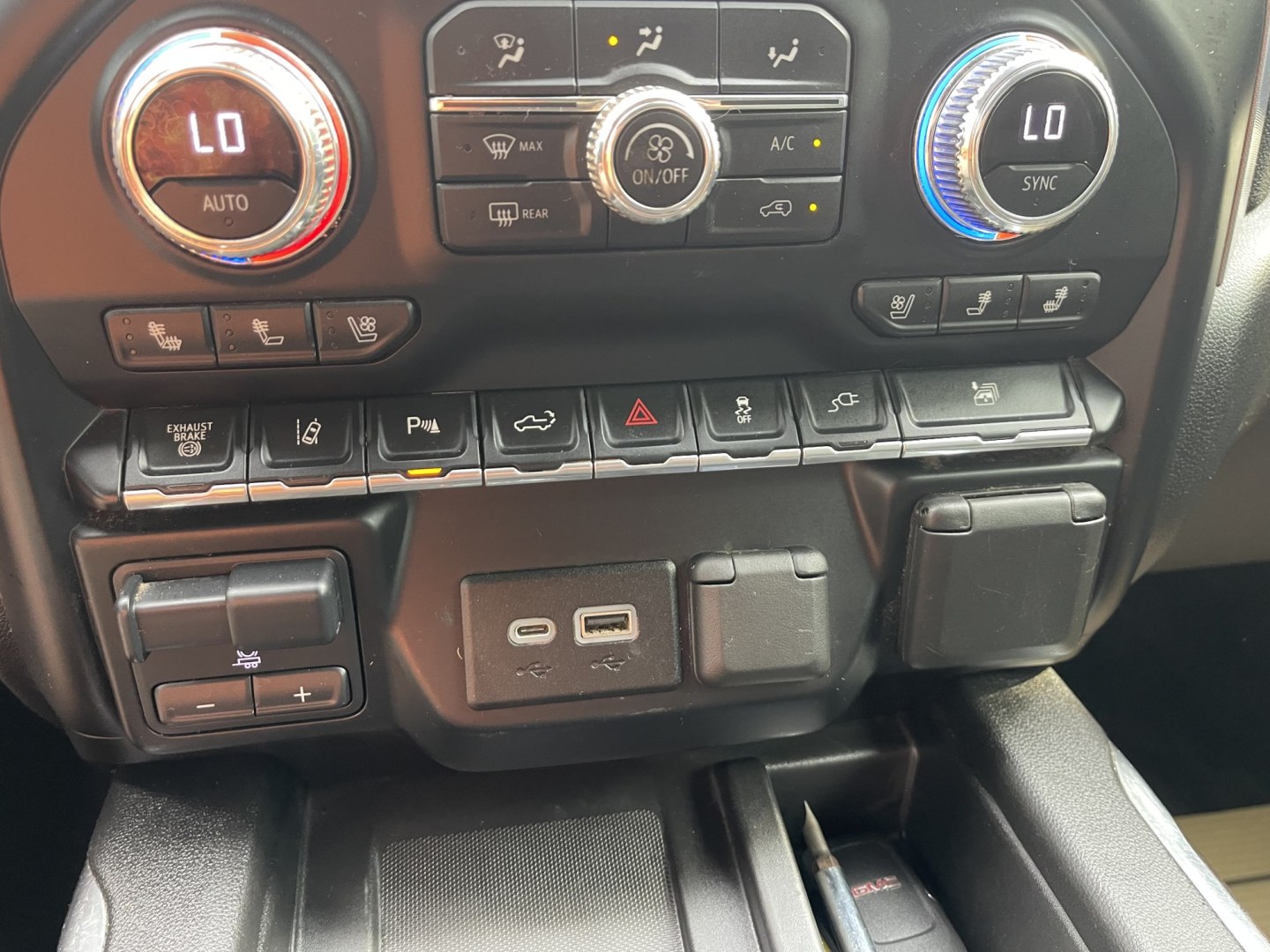 2020 White /Black GMC Sierra 2500HD SLT Crew Cab 4WD (1GT49NEY7LF) with an 6.6L V8 OHV 16 DIESEL engine, 10A transmission, located at 813 E Fairview Ave, Meridian , ID, 83642, (208) 336-8230, 43.618851, -116.384010 - 2020 GMC Sierra 2500HD Crew Cab SLT Short Box 4x4 Duramax. What a nice truck one owner loaded up front camera, leather, adaptive cruise, brand new Michellin tires, Rolling bed cover, sunroof, aftermarket grille protector. If you want a super nice trailer puller this is the one to have.- Photo#15