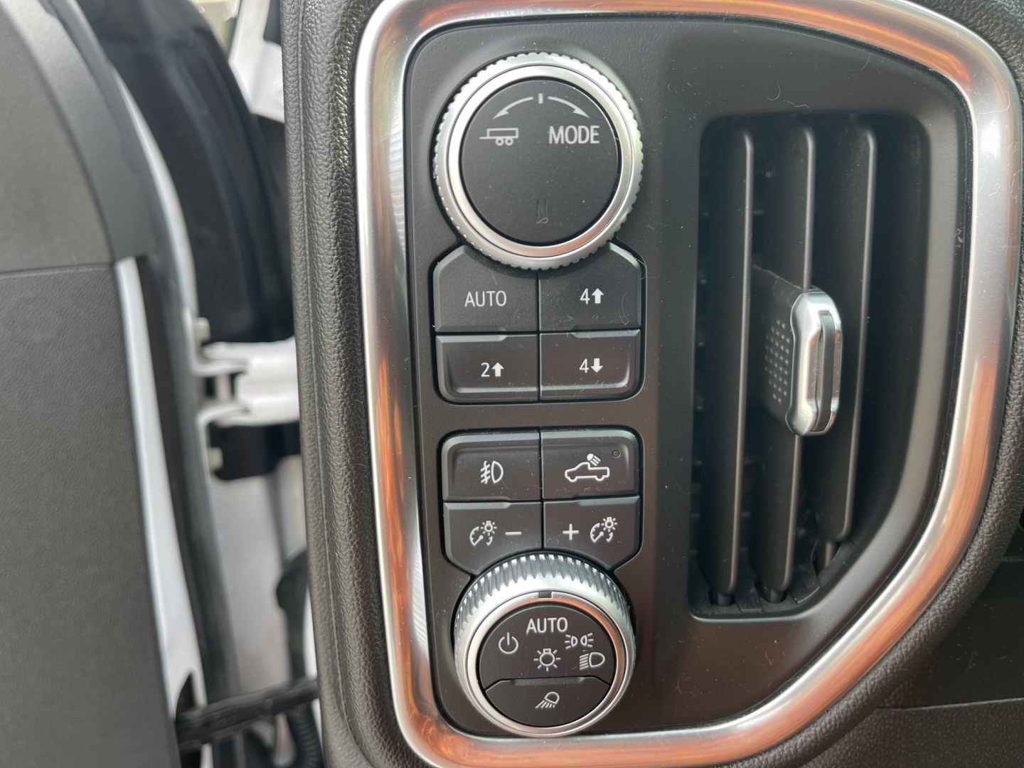 2020 White /Black GMC Sierra 2500HD SLT Crew Cab 4WD (1GT49NEY7LF) with an 6.6L V8 OHV 16 DIESEL engine, 10A transmission, located at 813 E Fairview Ave, Meridian , ID, 83642, (208) 336-8230, 43.618851, -116.384010 - 2020 GMC Sierra 2500HD Crew Cab SLT Short Box 4x4 Duramax. What a nice truck one owner loaded up front camera, leather, adaptive cruise, brand new Michellin tires, Rolling bed cover, sunroof, aftermarket grille protector. If you want a super nice trailer puller this is the one to have.- Photo#20