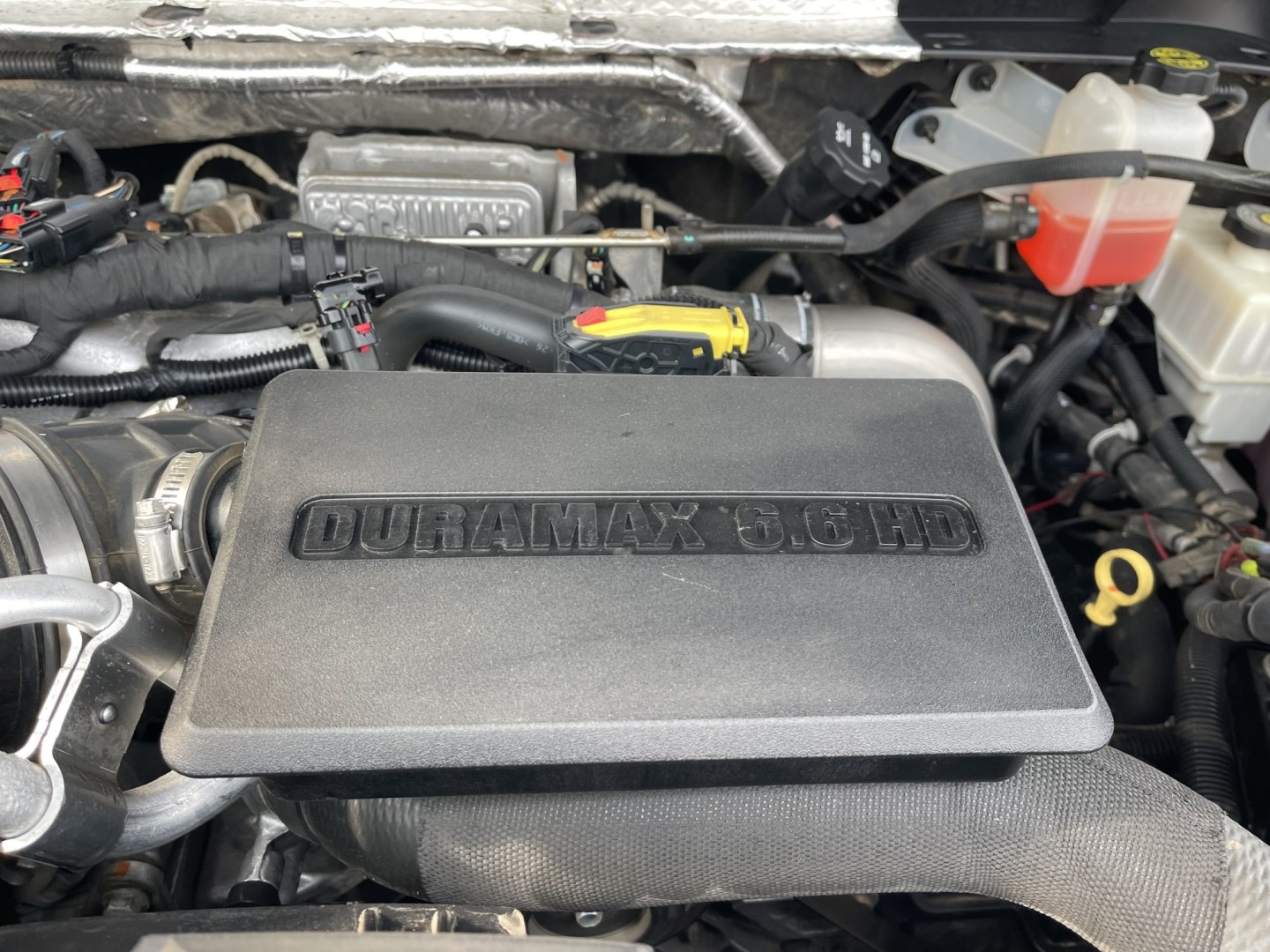 2020 White /Black GMC Sierra 2500HD SLT Crew Cab 4WD (1GT49NEY7LF) with an 6.6L V8 OHV 16 DIESEL engine, 10A transmission, located at 813 E Fairview Ave, Meridian , ID, 83642, (208) 336-8230, 43.618851, -116.384010 - 2020 GMC Sierra 2500HD Crew Cab SLT Short Box 4x4 Duramax. What a nice truck one owner loaded up front camera, leather, adaptive cruise, brand new Michellin tires, Rolling bed cover, sunroof, aftermarket grille protector. If you want a super nice trailer puller this is the one to have.- Photo#23