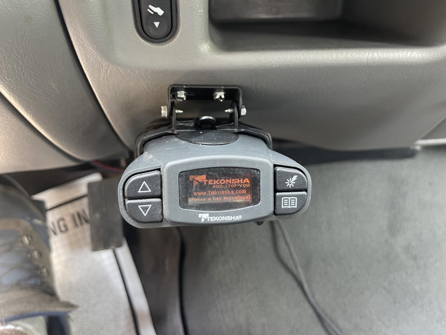 2004 Silver / Grey Ford F-350 SD Lariat Crew Cab 4WD DRW (1FTWW33P24E) with an 6.0L V8 OHV 32V TURBO DIESEL engine, AT transmission, located at 813 E Fairview Ave, Meridian , ID, 83642, (208) 336-8230, 43.618851, -116.384010 - 2004 Ford F350 Crew Cab 4x4 Lariat. Super cool pickup If you like these old Fords this is a super good one. Come check it out.- Photo#16
