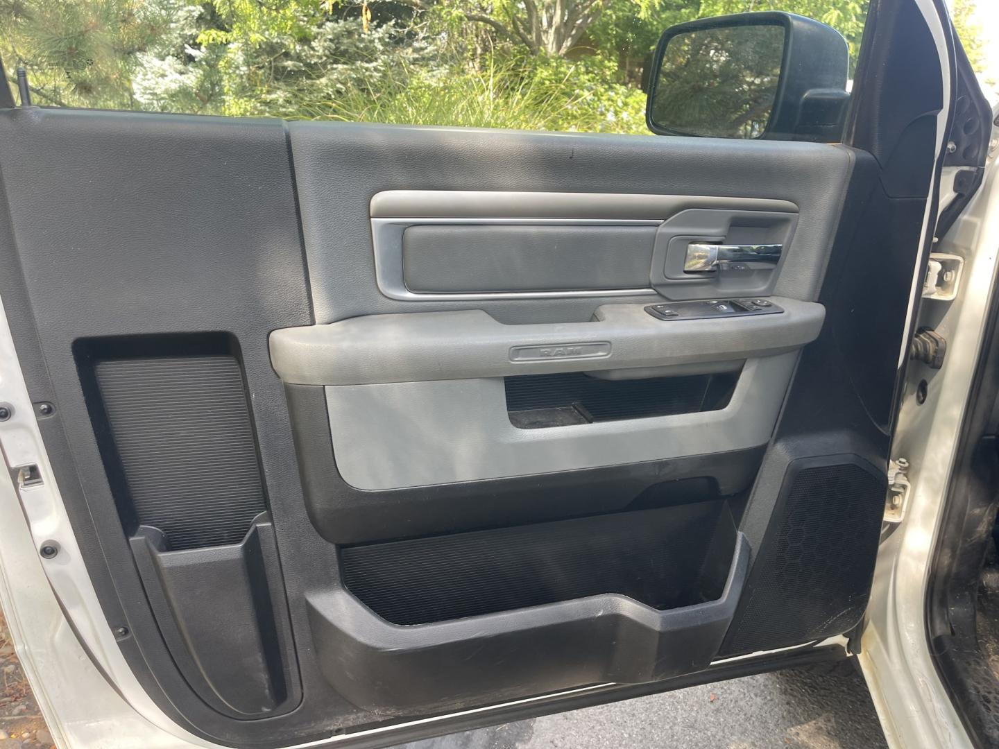 2017 White / Grey RAM 1500 Tradesman Regular Cab SWB 4WD (1C6RR7KGXHS) with an 3.6L V6 DOHC 24V FFV engine, 8A transmission, located at 813 E Fairview Ave, Meridian , ID, 83642, (208) 336-8230, 43.618851, -116.384010 - 2017 Ram 1500 Regular Cab Short Box 4x4, one owner, runs and drives very well, if you need a regular cab pickup this is a fantasic choice.- Photo#5