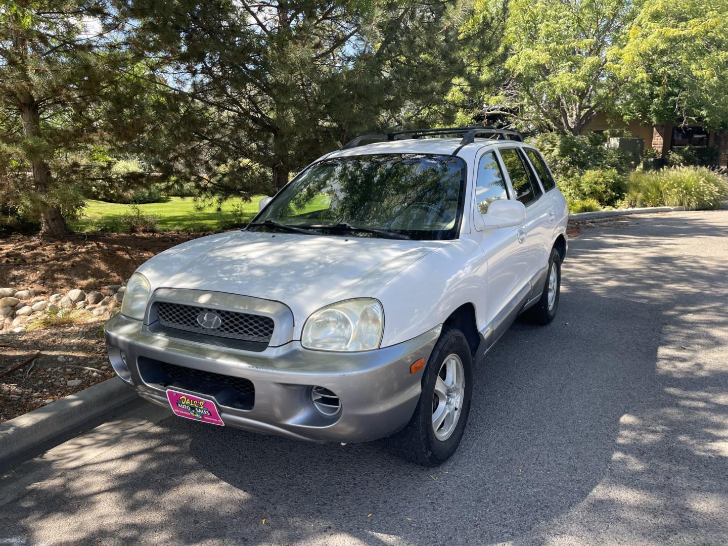 2004 White / Grey Hyundai Santa Fe Base (KM8SB12B74U) with an 2.4L L4 DOHC 16V engine, 5-Speed Manual Overdrive transmission, located at 813 E Fairview Ave, Meridian , ID, 83642, (208) 336-8230, 43.618851, -116.384010 - 2004 Hyundai Sante Fe with only 90k miles, runs and drives good, clean and ready to go. If you need a cheap SUV come and take a look.- Photo#1