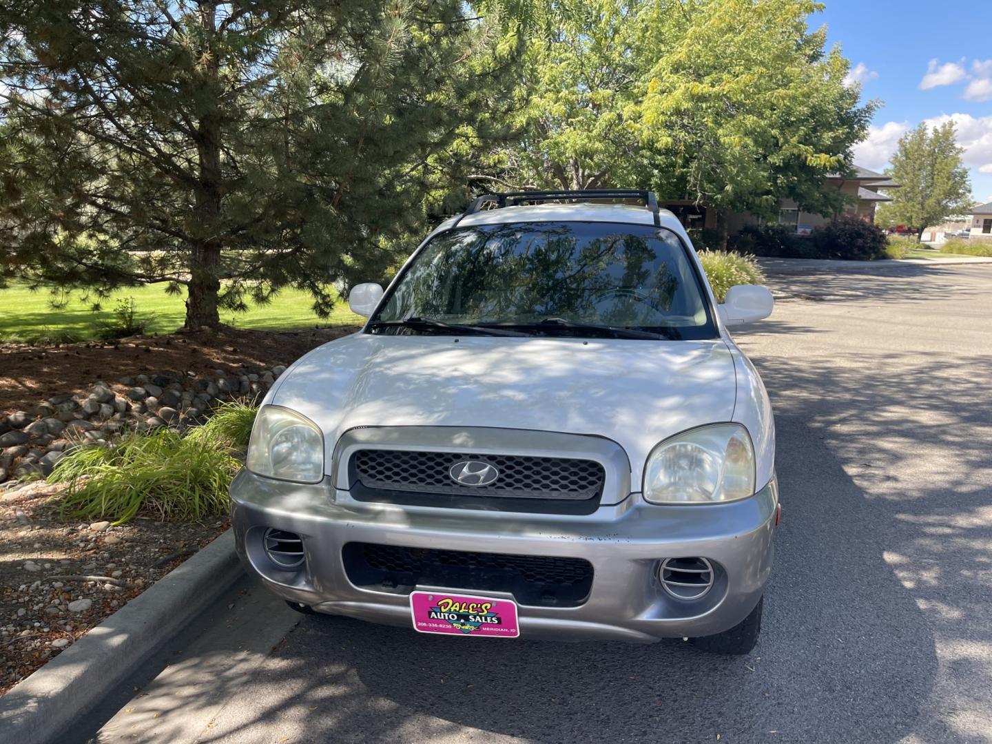 2004 White / Grey Hyundai Santa Fe Base (KM8SB12B74U) with an 2.4L L4 DOHC 16V engine, 5-Speed Manual Overdrive transmission, located at 813 E Fairview Ave, Meridian , ID, 83642, (208) 336-8230, 43.618851, -116.384010 - 2004 Hyundai Sante Fe with only 90k miles, runs and drives good, clean and ready to go. If you need a cheap SUV come and take a look.- Photo#2