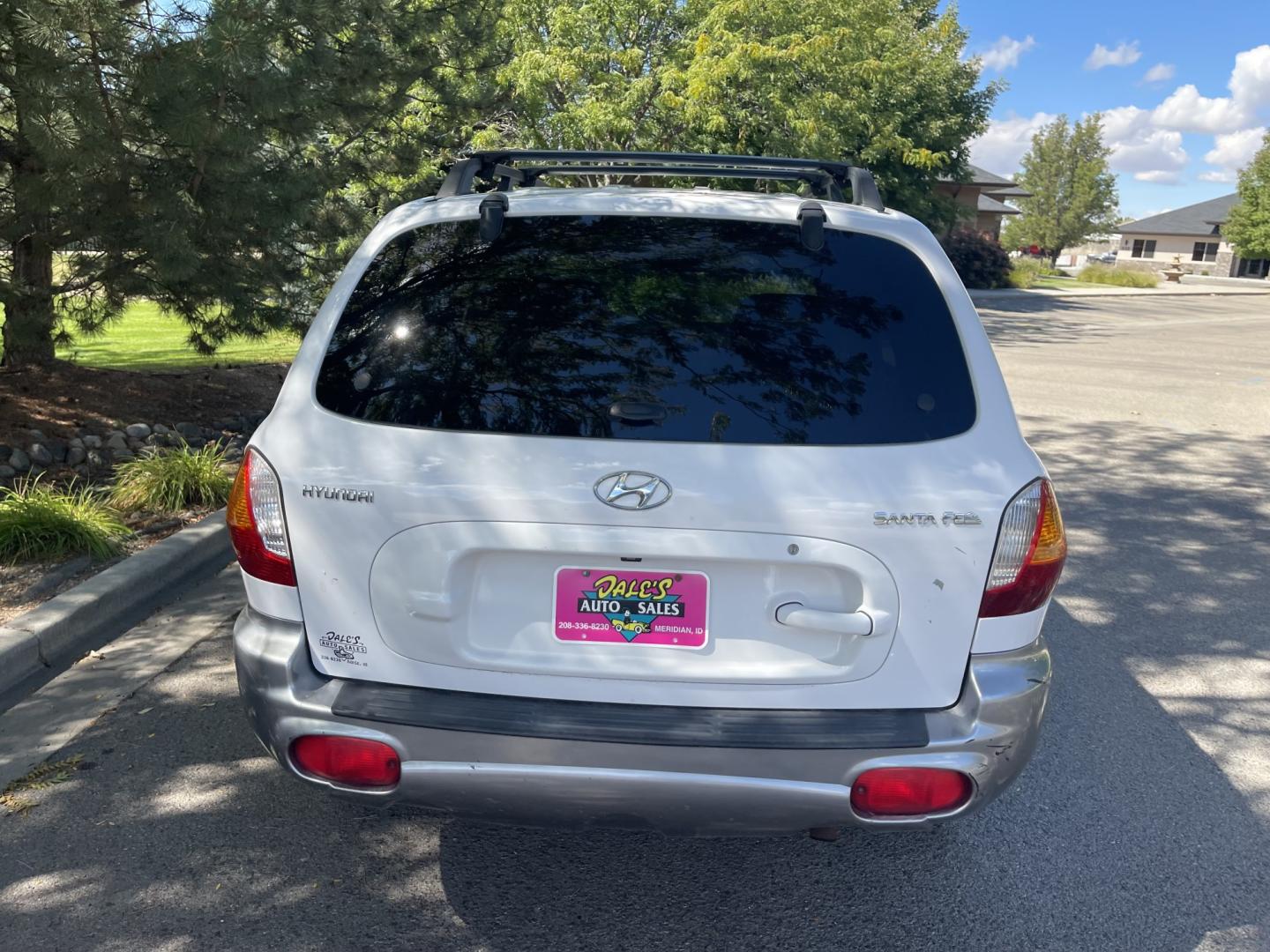 2004 White / Grey Hyundai Santa Fe Base (KM8SB12B74U) with an 2.4L L4 DOHC 16V engine, 5-Speed Manual Overdrive transmission, located at 813 E Fairview Ave, Meridian , ID, 83642, (208) 336-8230, 43.618851, -116.384010 - 2004 Hyundai Sante Fe with only 90k miles, runs and drives good, clean and ready to go. If you need a cheap SUV come and take a look.- Photo#4