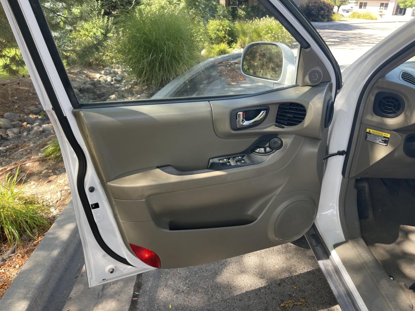 2004 White / Grey Hyundai Santa Fe Base (KM8SB12B74U) with an 2.4L L4 DOHC 16V engine, 5-Speed Manual Overdrive transmission, located at 813 E Fairview Ave, Meridian , ID, 83642, (208) 336-8230, 43.618851, -116.384010 - 2004 Hyundai Sante Fe with only 90k miles, runs and drives good, clean and ready to go. If you need a cheap SUV come and take a look.- Photo#5