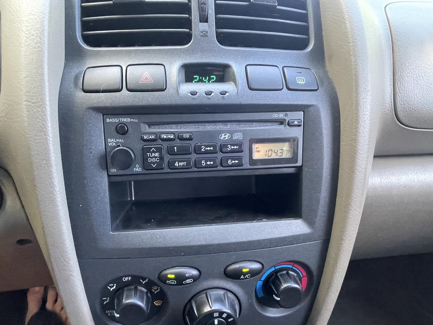 2004 White / Grey Hyundai Santa Fe Base (KM8SB12B74U) with an 2.4L L4 DOHC 16V engine, 5-Speed Manual Overdrive transmission, located at 813 E Fairview Ave, Meridian , ID, 83642, (208) 336-8230, 43.618851, -116.384010 - 2004 Hyundai Sante Fe with only 90k miles, runs and drives good, clean and ready to go. If you need a cheap SUV come and take a look.- Photo#11