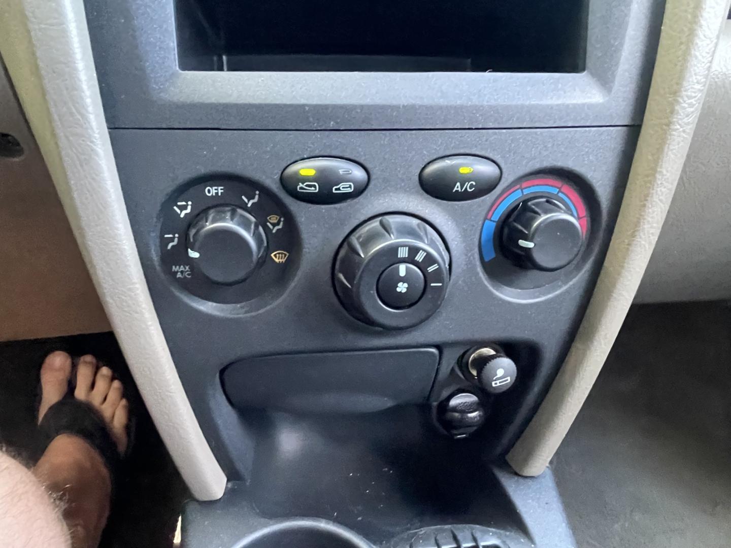 2004 White / Grey Hyundai Santa Fe Base (KM8SB12B74U) with an 2.4L L4 DOHC 16V engine, 5-Speed Manual Overdrive transmission, located at 813 E Fairview Ave, Meridian , ID, 83642, (208) 336-8230, 43.618851, -116.384010 - 2004 Hyundai Sante Fe with only 90k miles, runs and drives good, clean and ready to go. If you need a cheap SUV come and take a look.- Photo#12