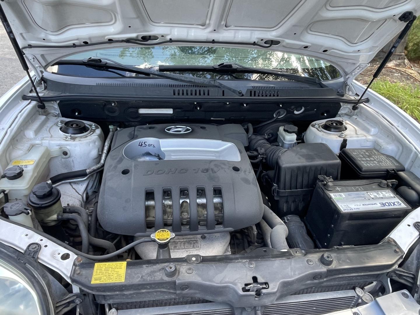 2004 White / Grey Hyundai Santa Fe Base (KM8SB12B74U) with an 2.4L L4 DOHC 16V engine, 5-Speed Manual Overdrive transmission, located at 813 E Fairview Ave, Meridian , ID, 83642, (208) 336-8230, 43.618851, -116.384010 - 2004 Hyundai Sante Fe with only 90k miles, runs and drives good, clean and ready to go. If you need a cheap SUV come and take a look.- Photo#14
