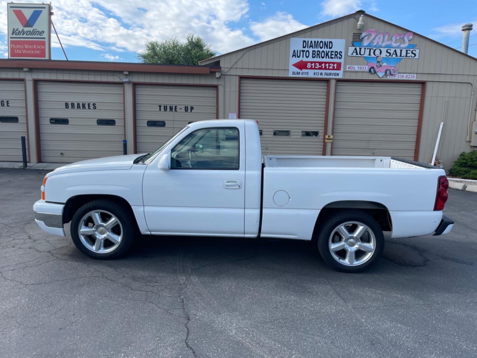2003 White /Tan Chevrolet Silverado 1500 (1GCEC14T63Z) with an 5.3 8 Cylinder Engine engine, Automatic transmission, located at 813 E Fairview Ave, Meridian , ID, 83642, (208) 336-8230, 43.618851, -116.384010 - Photo #0